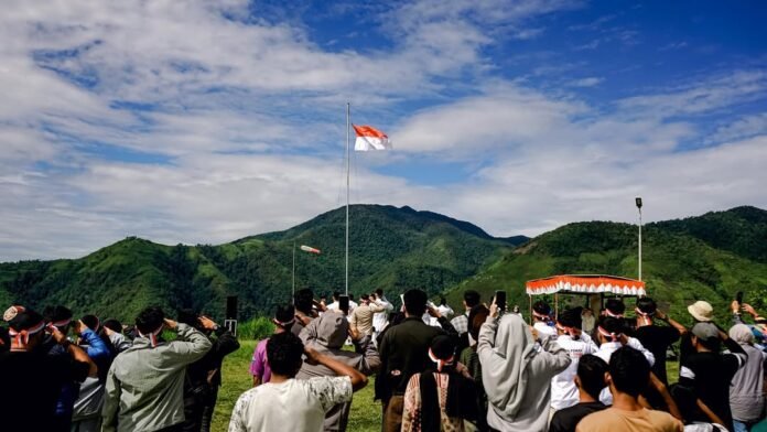 Upacara HUT RI ke-80 di Palu Berlangsung Unik, Pengibaran Bendera Merah Putih dengan Paralayang