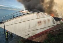 Proses pemadaman kebakaran di PT Toloan. (FOTO: Damkarmat Kota Palu)