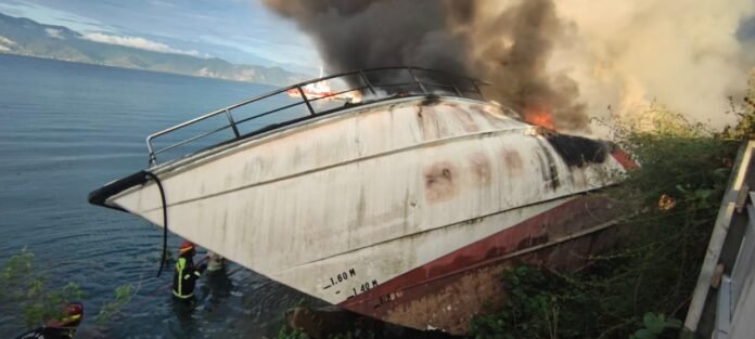 Proses pemadaman kebakaran di PT Toloan. (FOTO: Damkarmat Kota Palu)
