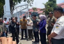 Mahasiswa Kepung DPRD Sulteng, Persoalkan Tambang Parimo Forum Mahasiswa Kabupaten Parigi Moutong (FMKPM) berdemonstrasi di depan kantor Gubernur Sulawesi Tengah, Kamis, (9/10). (FOTO: ZAHRA)
