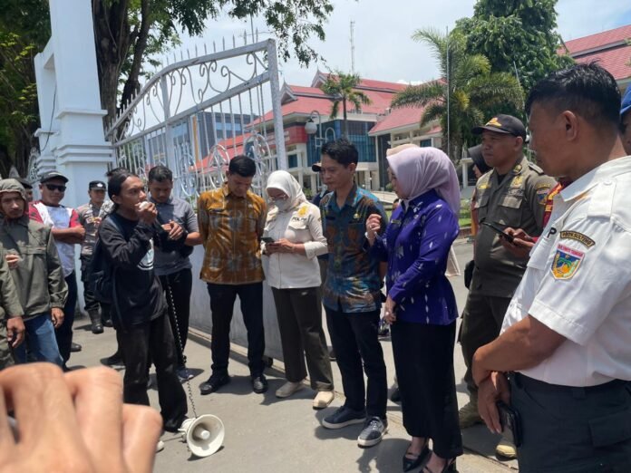 IMG_5498 Forum Mahasiswa Kabupaten Parigi Moutong (FMKPM) berdemonstrasi di depan kantor Gubernur Sulawesi Tengah, Kamis, (9/10). (FOTO: ZAHRA)