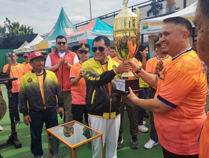 Ketum PP Pelti Nurdin Halid menyerahkan piala bergilir Rektor Untad kepada Rektor Untad Prof Amar, pada pembukaan turnamen tenis Rektor Untad Cup 2 di Lapangan tenis Untad, Rabu (12/11).