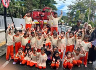 Puluhan Siswa TK Harapan Baru Baliase Kunjungi Markas Damkar Palu