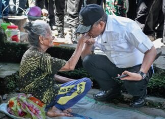 Batalkan Agenda Nasional, Anwar Hafid Langsung Tinjau Korban Gempa di Sigi