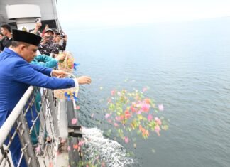 Gubernur Tabur Bunga di Atas KRI Teluk Kupang-519