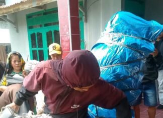 Jalan Belum Tembus, Jenazah Mantan Kades Masewo Diantar Pakai Ojek