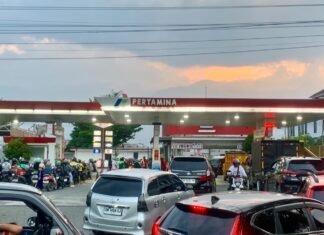 Antrean SPBU Makan Badan Jalan